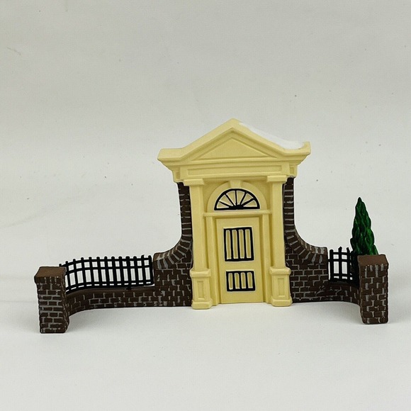 Dept 56 Olde World Antiques Gate‎ Porcelain Figures Disney Parks Village Series - Picture 4 of 8